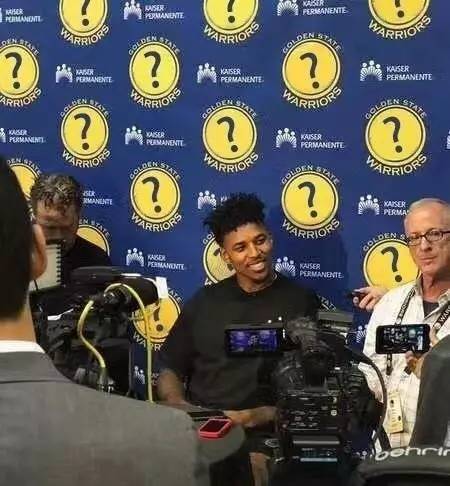 德国U21主帅：比朔夫将佩戴队长袖标；未来两场卡尔都出场（德国U21主帅确认：比朔夫将佩戴队长袖标，卡尔接下来两场均会出场）