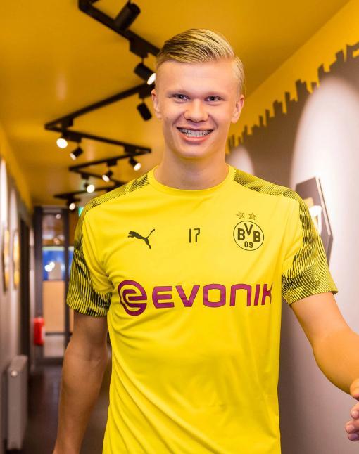 斑马队长，洛卡特利达成尤文生涯200场里程碑（洛卡特利迎来尤文生涯第200场，斑马队长再添里程碑）