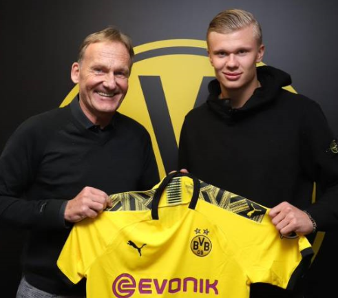 梅婷一家四口前往伯纳乌观战皇马vs尤文，女儿表示看完有点困（梅婷携家人四口现身伯纳乌观皇马对尤文，女儿笑称赛后有点困）