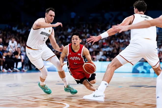 国米vs拉齐奥：劳塔罗搭档博尼，巴雷拉、恰尔汗奥卢出战（国米迎战拉齐奥：劳塔罗联手博尼，巴雷拉与恰尔汗奥卢出战）