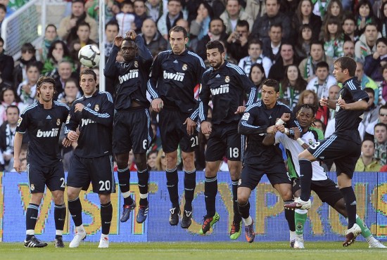 克罗斯晒2026年世界杯德国战袍：这件球衣确实很有吸引力（克罗斯展示2026世界杯德国队新球衣：确实颇具吸引力）