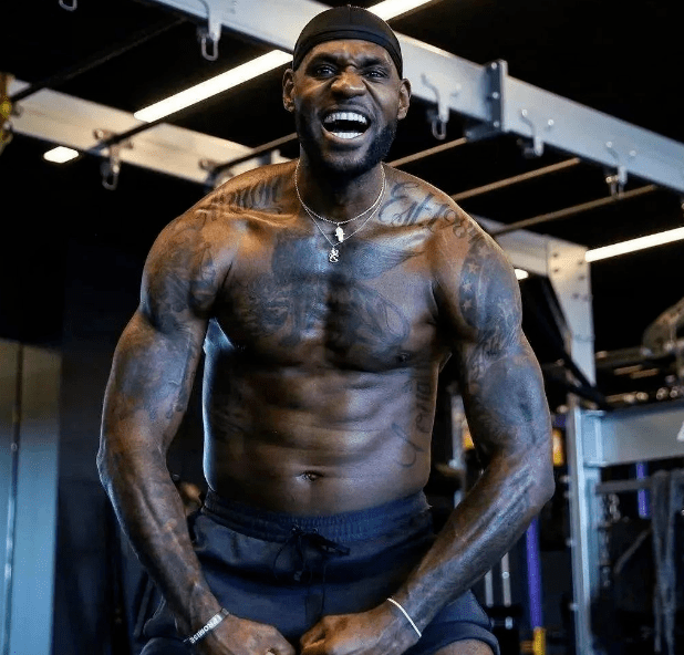 德媒：施洛特贝克在等待豪门，多特可能强硬应对拒绝低价出售（德媒：施洛特贝克静候豪门报价，多特态度强硬拒绝甩卖）