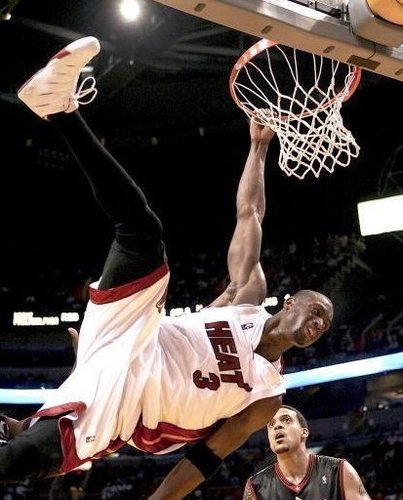 杜篮特篮下强打稳定胜局（杜兰特内线强攻锁定胜局）